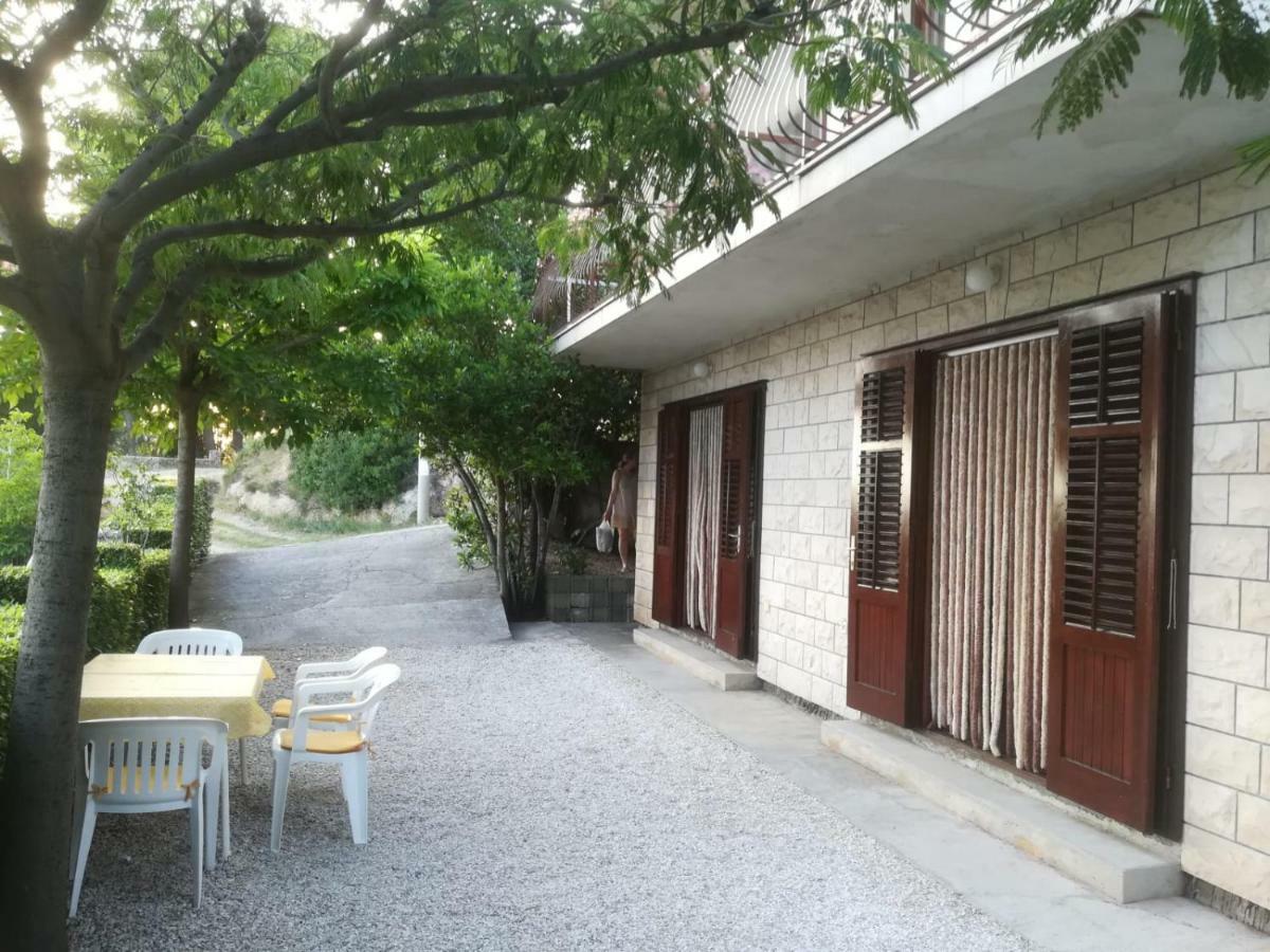 Apartmani Ujdur オミシュ エクステリア 写真